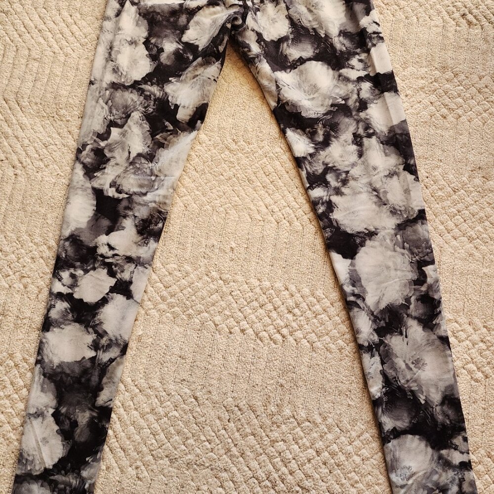 Athleta Chaturanga XS black white tie dye floral yoga leggings - Picture 8 of 9